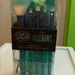 Cosmetic bag with set of face brushes. Unopened.